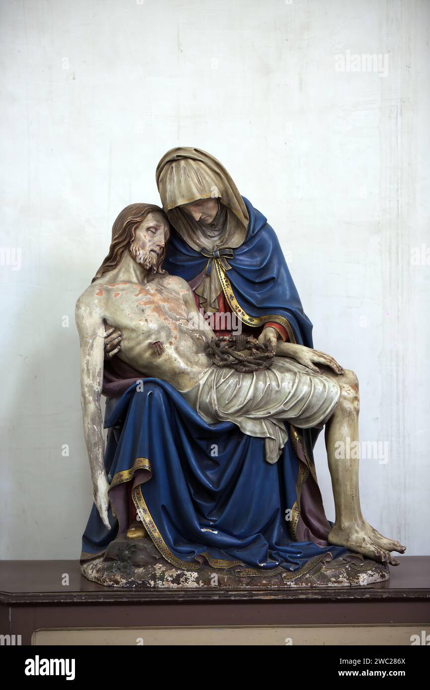 Pieta Sculpture de Marie berçant Jésus Banque D'Images