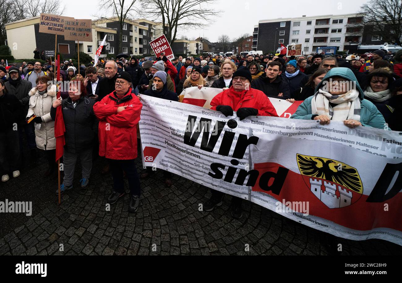 Gegendemonstration zu einer AFD Veranstaltung in Duisburg-Homberg Unter dem Motto, Kein Platz für Hass und Hetze in Duisburg, fand in Duisburg Homberg eine Gegenveranstaltung zu einer AFD Veranstaltung mit Alice Weidel statt. Anlass war der Neujahrsempfang der AfD. Nach Polizeiangaben demonstrierten ca.2400 Menschen gegen die AFD. Es hatten sich unterschiedlichste Gruppen zur Demonstration zusammengefunden. Die Kirchenkreise Moers, Dinslaken und Duisburg, das Duisburger Bündnis für Toleranz und Zivilcourage, Deutscher Gewerkschaftsbund Niederrhein und weitere politische Gruppen sowie zahlreich Banque D'Images