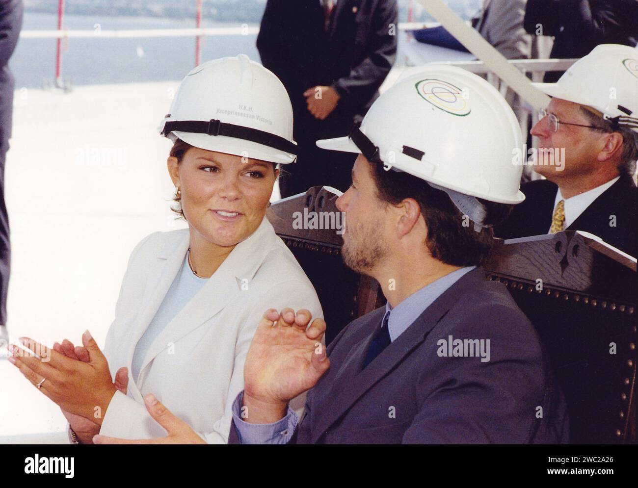 Oresund link brige /Denmasrk-Sweden/n14 August 1999 /Histoiral images swdiswh princesse couronne Virocia accueille daniosh crwon prince Frederiks à la mer oreseund pont de liaison entre le Danemark et la suède en train et bus et en auto à la grande evenst royale de Midlle de l'eau suédoise et danoise à côté suédois thet gradn événements royaux. (Photo.Francis Joseph Dean/Dean Pictures) Banque D'Images