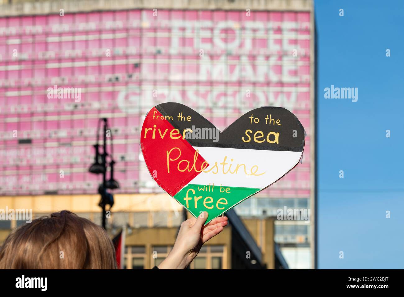 Glasgow, Écosse, Royaume-Uni. 13 janvier 2024. Les manifestants se sont rassemblés devant les chambres de ville de George Square pour participer à la Journée mondiale d'action pour Gaza, appelant à un cessez-le-feu immédiat à Gaza Credit : Kay Roxby/Alamy Live News Banque D'Images