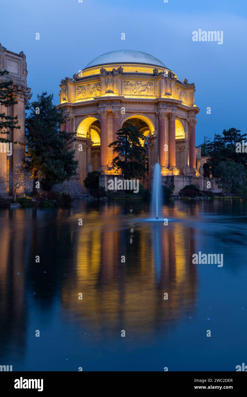 Photo de l'heure bleue du Palais des Beaux-Arts de San Francisco Banque D'Images