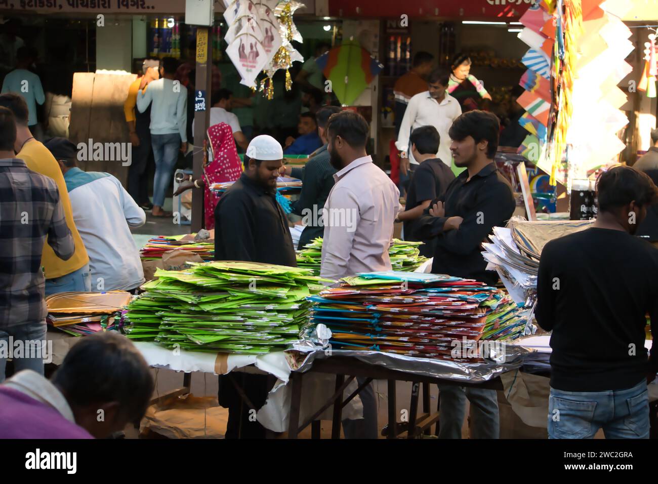 Rajkot, Inde. 13 janvier 2024. Homme d'affaires musulman vendant des cerfs-volants pour la célébration de Uttarayan 2024. Crédit : Nasirkhan Davi/Alamy Live News Banque D'Images