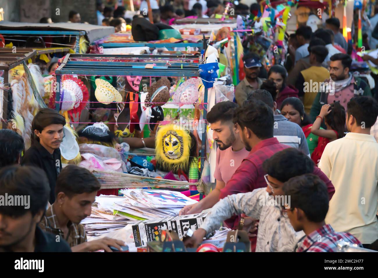 Rajkot, Inde. 13 janvier 2024. À Sadar Bazar, de grandes foules se sont rassemblées pour acheter en l'honneur de Makar Sankranti, Uttarayan, et le Festival du cerf-volant au Festival du cerf-volant 2024. Crédit : Nasirkhan Davi/Alamy Live News Banque D'Images