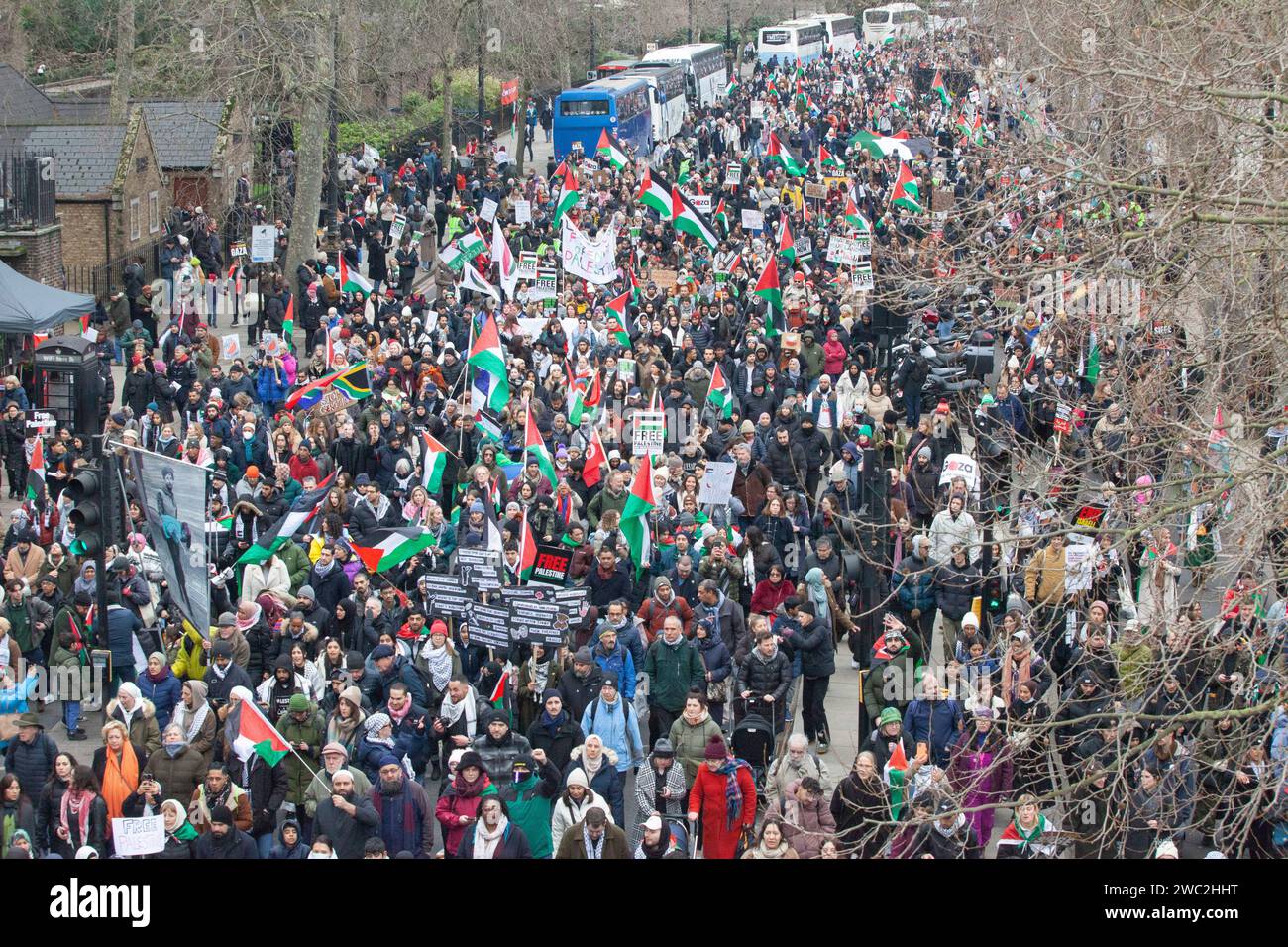 Londres, Royaume-Uni. 13 janvier 2024. Des milliers de personnes défilent le long du quai, appelant à un cessez-le-feu à Gaza. Crédit : Anna Watson/Alamy Live News Banque D'Images