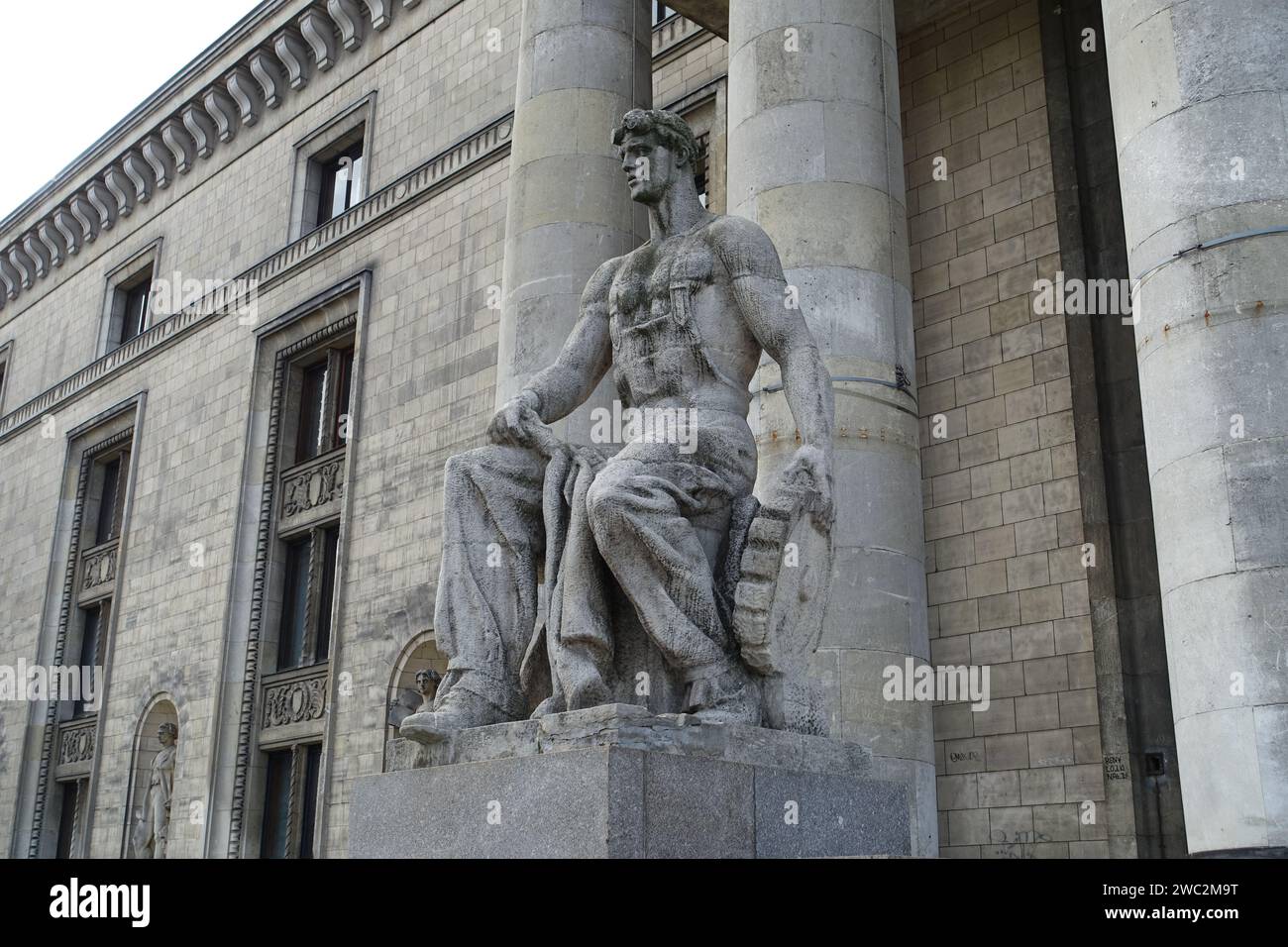 Statue d'un ouvrier au Palais de la Culture, monument communiste à Varsovie Banque D'Images