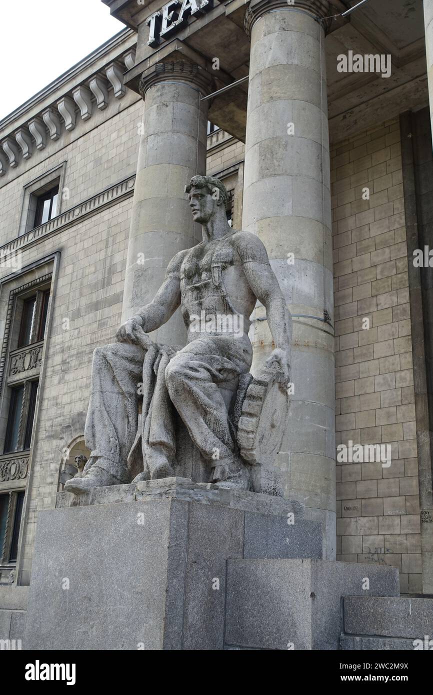 Statue d'un ouvrier au Palais de la Culture, monument communiste à Varsovie Banque D'Images