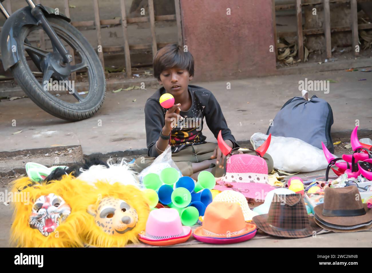 Rajkot, Inde. 13 janvier 2024. Des colporteurs d'enfants vendent leurs affaires au marché de cerf-volant Harihar Chowk. Crédit : Nasirkhan Davi/Alamy Live News Banque D'Images