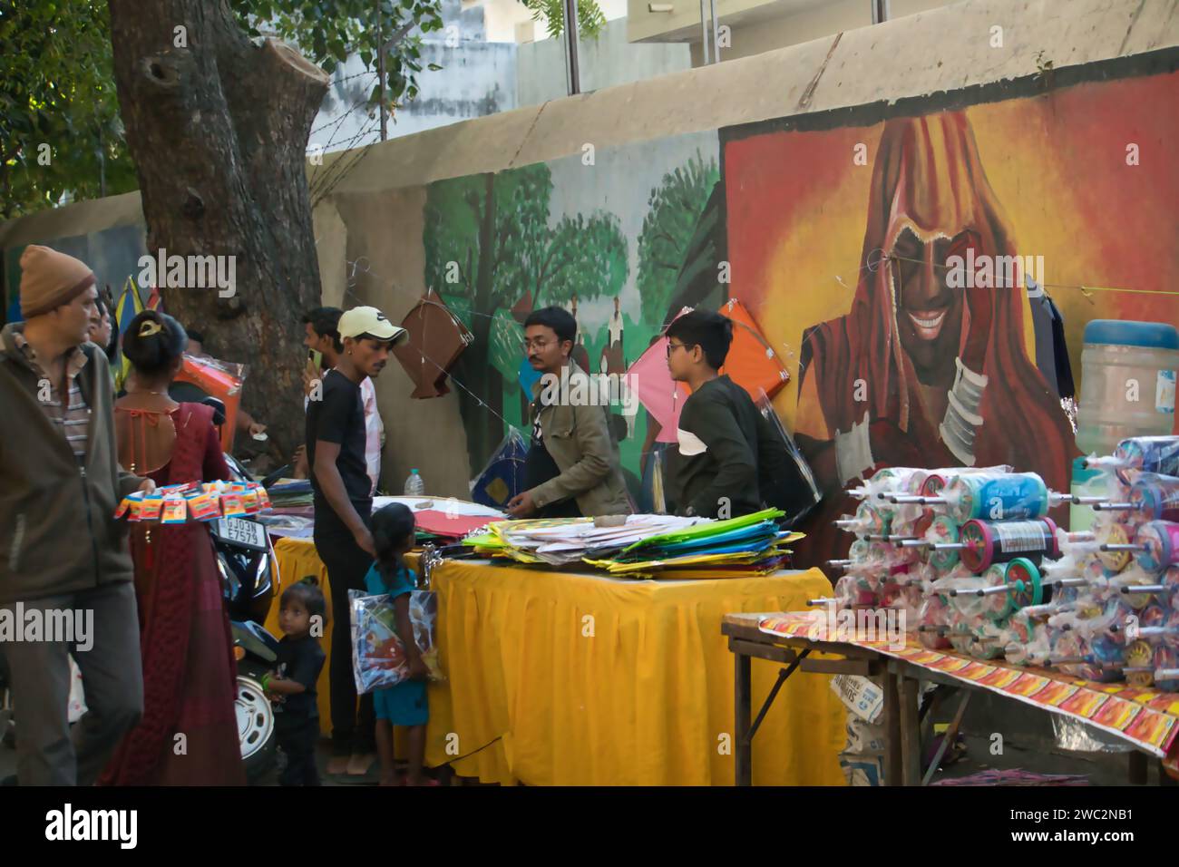 Rajkot, Inde. 13 janvier 2024. Jeunes hommes vendant des cerfs-volants à l'occasion de Makar Sankranti au marché de cerfs-volants Harihar Chowk. Crédit : Nasirkhan Davi/Alamy Live News Banque D'Images
