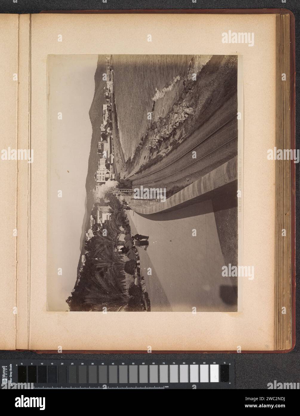 Vue sur le boulevard et un chemin de fer avec locomotive à vapeur le long de la côte à San Remo, c. 1870 - c. 1900 photographie partie de Reisalbum avec des photos de sites en Italie et dans le sud de la France. Papier San Remo. support photographique albumen print avenue, boulevard, promenade, esplanade (+ ville(-scape) avec figures, staffage). flâner. chemin de fer, train. Locomotive à vapeur San Remo Banque D'Images