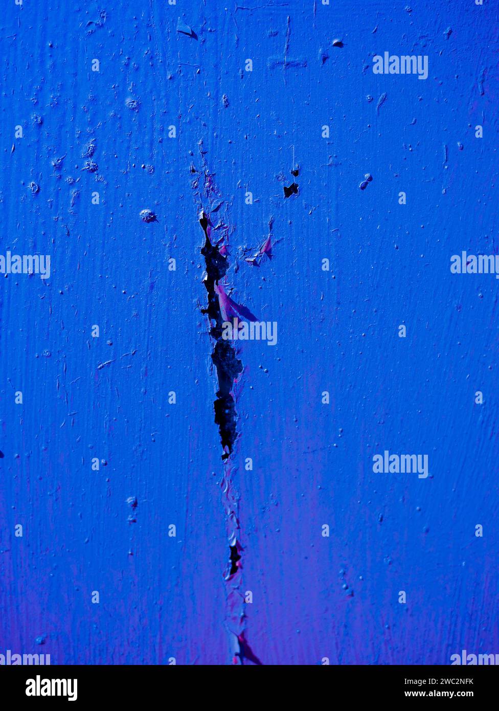 Texture de la vieille peinture endommagée bleue sur le mur. Banque D'Images