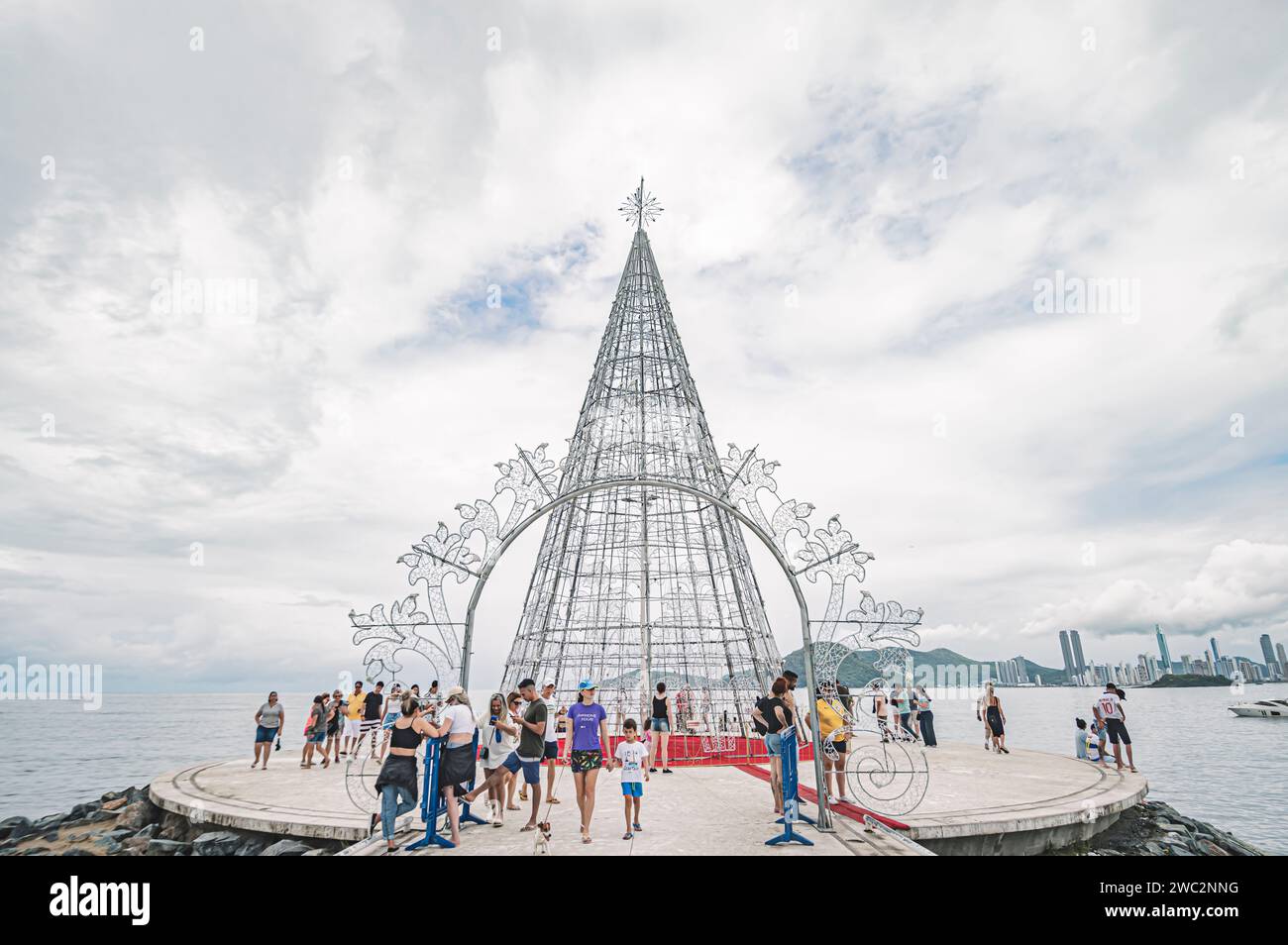 Balneario Camboriú-sc, Brésil-janvier 11,2024, bâtiments dans le centre-ville dans une rue de Balneário Camboriú par temps nuageux, un yacht dans l'image. Banque D'Images