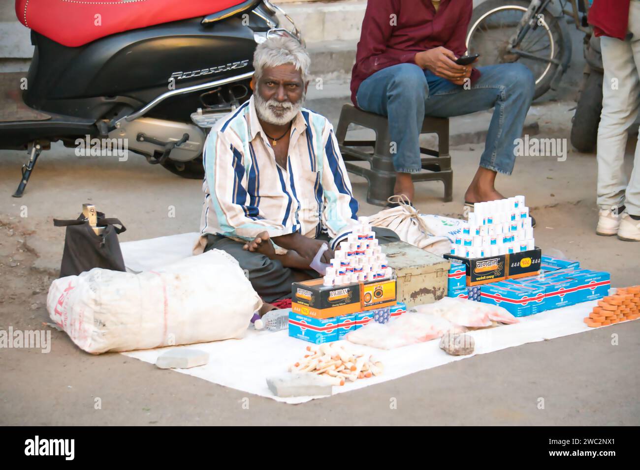 Rajkot, Inde. 13 janvier 2024. Hawker homme vendant leurs affaires au Sadar Bazar Kite Market. Crédit : Nasirkhan Davi/Alamy Live News Banque D'Images