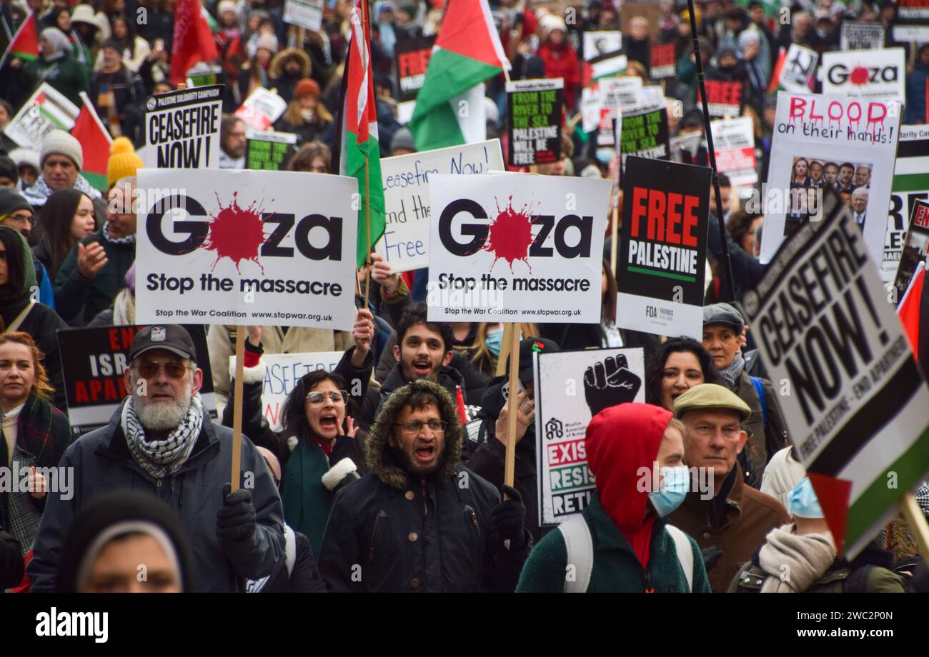 Les manifestants brandissent des pancartes « Gaza, arrêtez le massacre » pendant la manifestation. Des milliers de personnes ont défilé en solidarité avec la Palestine dans le centre de Londres, appelant à un cessez-le-feu alors que la guerre entre Israël et le Hamas se poursuit. (Photo de Vuk Valcic / SOPA Images/Sipa USA) Banque D'Images