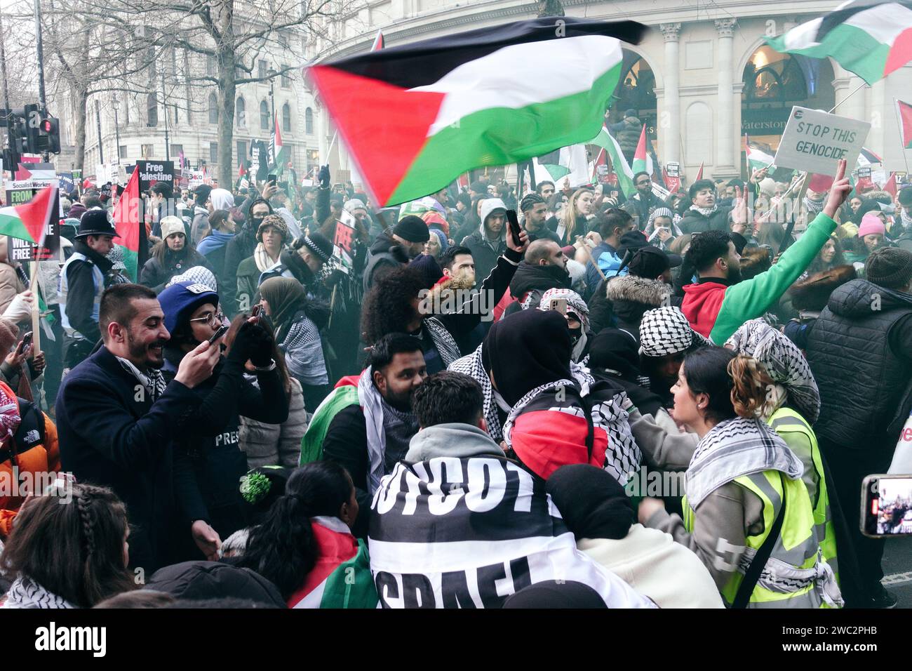 Londres, Royaume-Uni. 13 janvier 2024 plusieurs milliers de personnes ont défilé dans les rues en soutien à la Palestine et au Yémen contre les récentes frappes menées par le Royaume-Uni/les États-Unis. Il s'agit de la première manifestation majeure de 2024, qui a vu une forte participation malgré le froid. © Amstel Adams/ Alamy Live News Banque D'Images