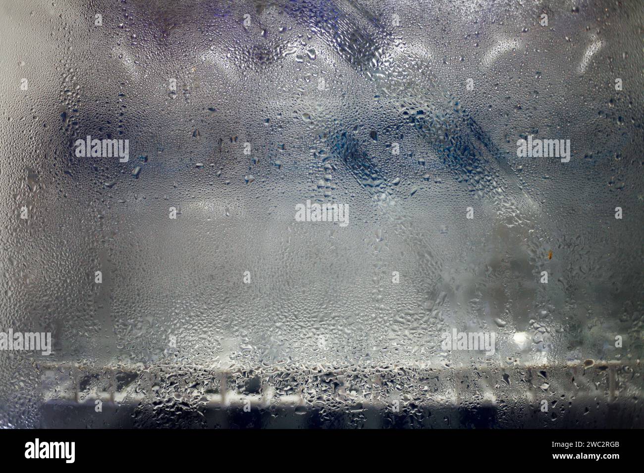Gros plan de la condensation d'eau dans le verre du réfrigérateur. Réfrigérateur froid en verre dépoli Banque D'Images
