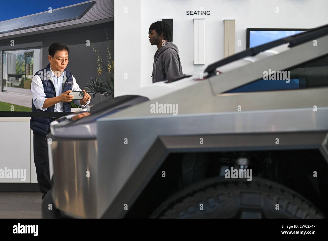 Les gens regardent un Cybertruck Tesla exposé chez un concessionnaire Tesla, vendredi 24 novembre 2023, à Buena Park, CA. (Dylan Stewart/image du sport) Banque D'Images
