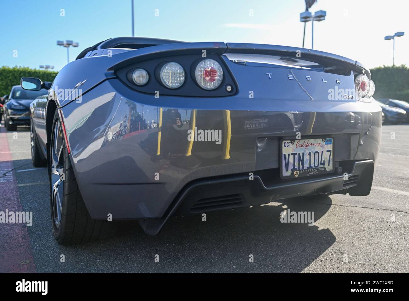 Un Tesla Roadster (première génération) portant la plaque d’immatriculation “VIN1047” est vu stationné chez un concessionnaire Tesla, vendredi 24 novembre 2023, à Buena Park, Calif Banque D'Images