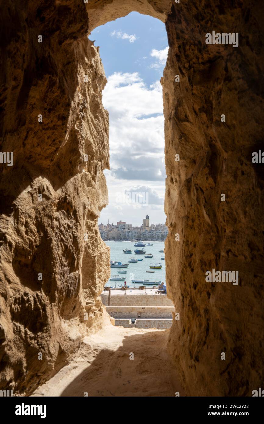 Mer Méditerranée et petite partie de la ville d'Alexandrie vue à travers la faille de la Citadelle de Qaitbay Banque D'Images