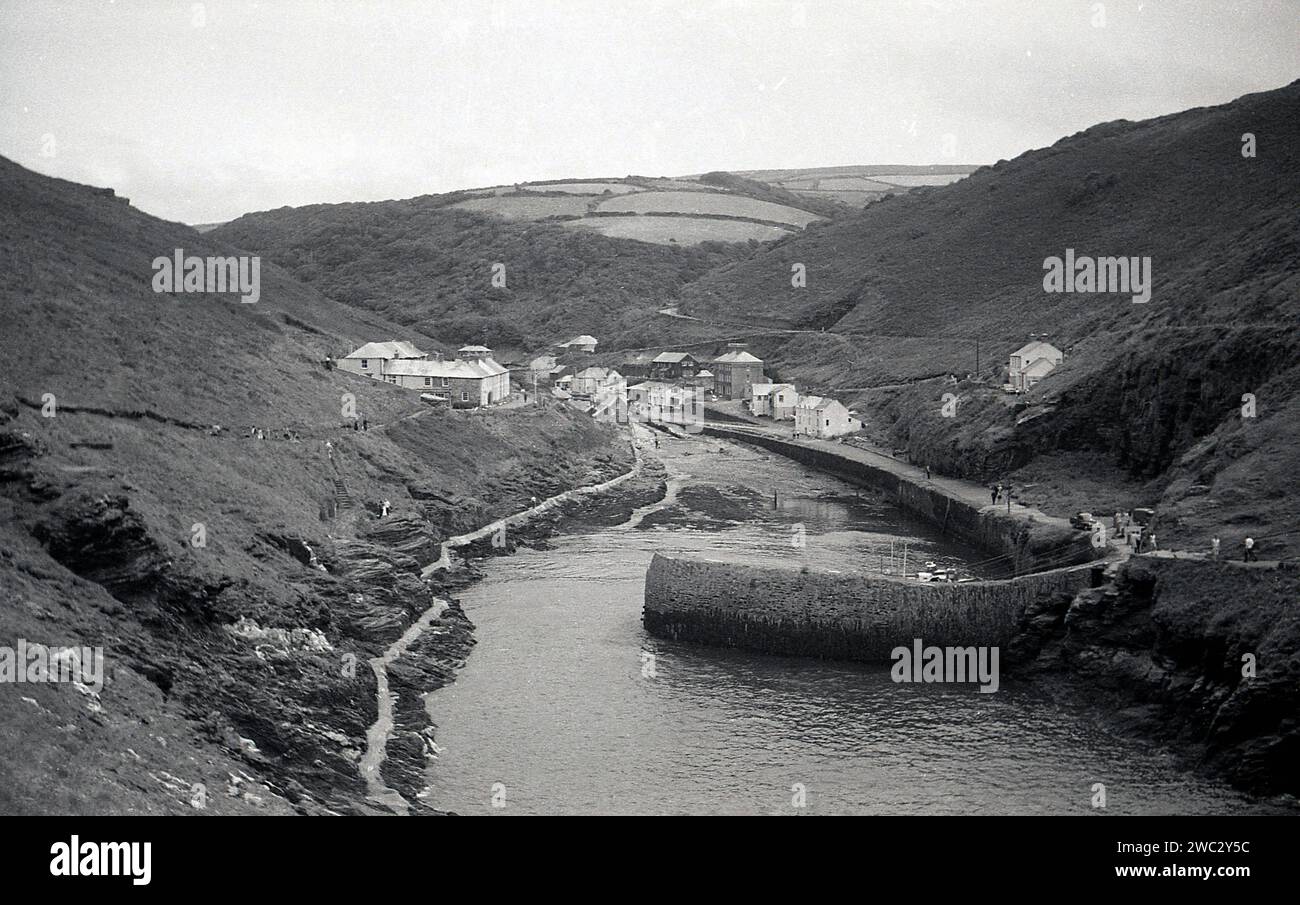 Années 1960, historique, une vue sur la crique côtière, le port et le paysage environnant du joli village de pêcheurs cornouaillais de Boscastle, Cornouailles, Angleterre, Royaume-Uni. Avec son port protégé naturel et ses chalets blanchis à la chaux, le village est considéré comme l'un des endroits les plus romantiques de la côte sauvage de l'ouest de Cornwall. Banque D'Images