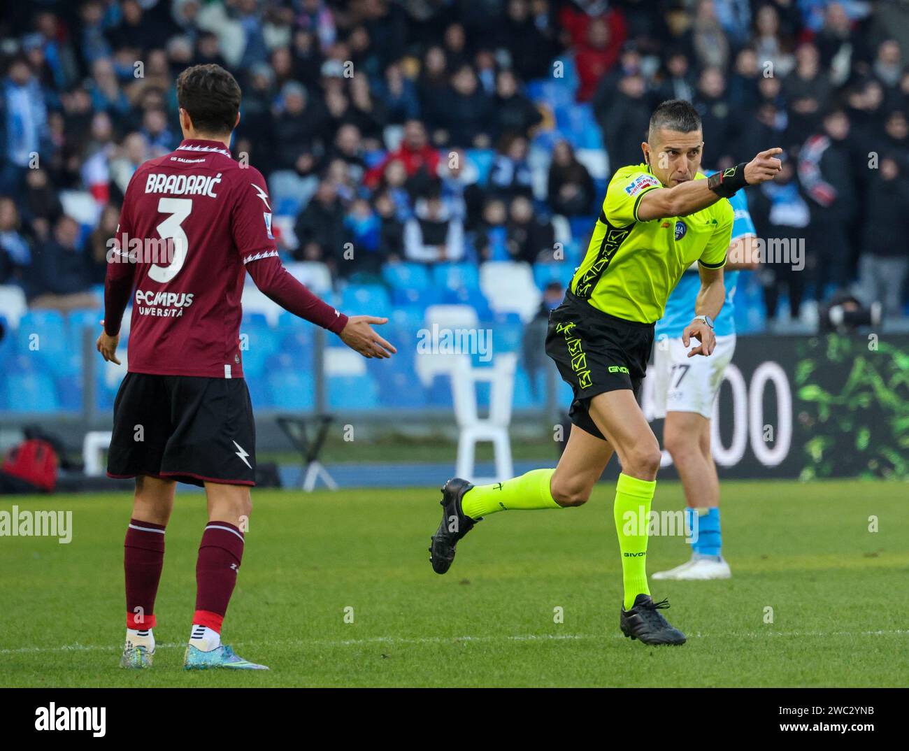 Naples, Campanie, Italie. 13 janvier 2024. 01/13/2024 Naples, Diego Armando Maradona Stadium, match de football valable pour le championnat de Serie A 2023/24 entre SSC Napoli vs FC Salernitana.dans l'image : arbitro Livio Marinelli (image de crédit : © Fabio Sasso/ZUMA Press Wire) USAGE ÉDITORIAL SEULEMENT! Non destiné à UN USAGE commercial ! Banque D'Images