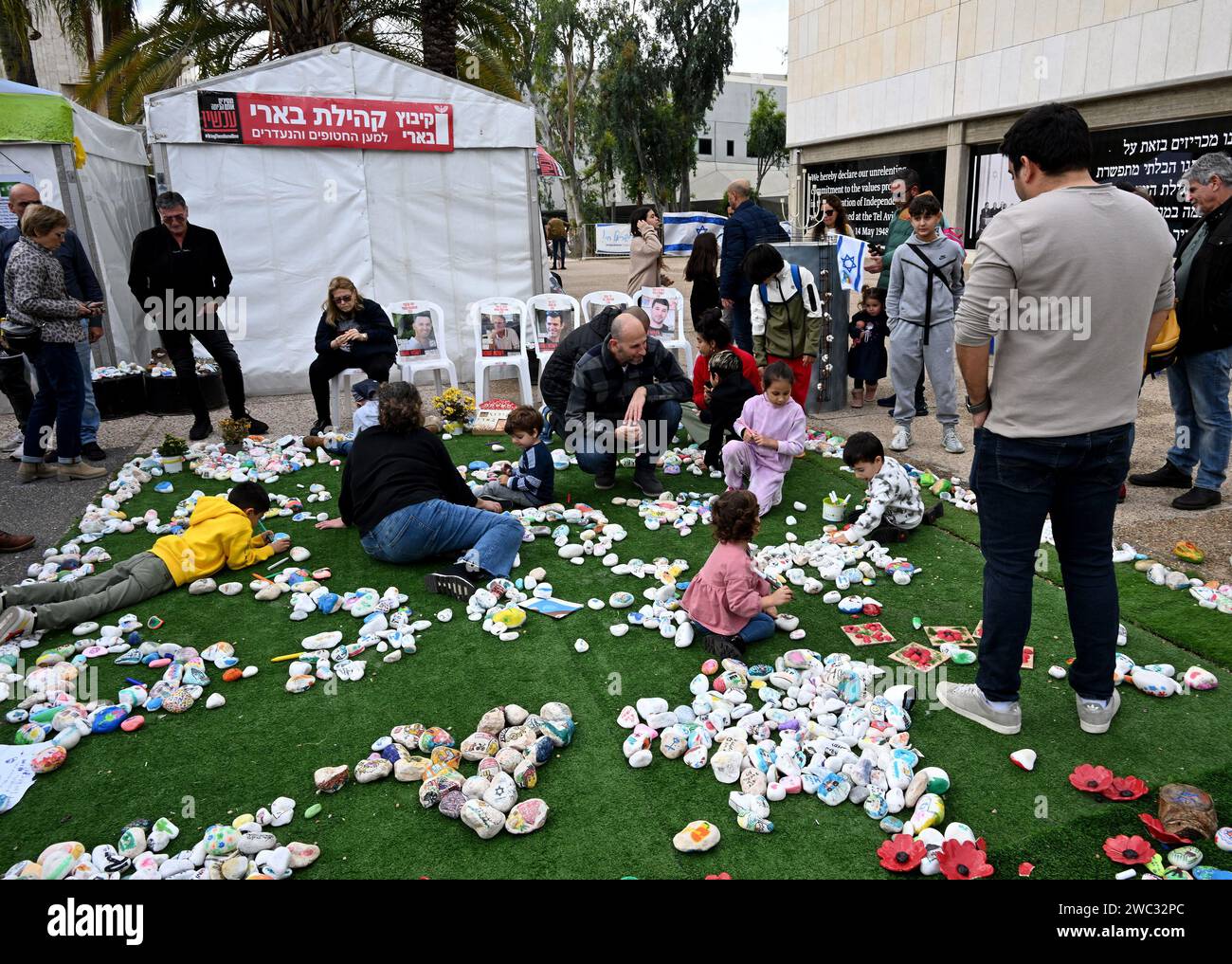 Tel Aviv, Israël. 13 janvier 2024. Des enfants peignent des pierres pour les Israéliens toujours retenus en otage à Gaza par le Hamas sur la place des otages à tel Aviv le samedi 13 janvier 2024. Le 14 janvier, Israël marquera cent jours depuis le massacre du Hamas sur Israël et appellera à la libération des 136 otages encore détenus par le Hamas à Gaza. Photo de Debbie Hill/ crédit : UPI/Alamy Live News Banque D'Images Tel Aviv, Israël. 13 janvier 2024. Des enfants peignent des pierres pour les Israéliens toujours retenus en otage à Gaza par le Hamas sur la place des otages à tel Aviv le samedi 13 janvier 2024. Le 14 janvier, Israël marquera cent jours depuis le massacre du Hamas sur Israël et appellera à la libération des 136 otages encore détenus par le Hamas à Gaza. Photo de Debbie Hill/ crédit : UPI/Alamy Live News Banque D'Images