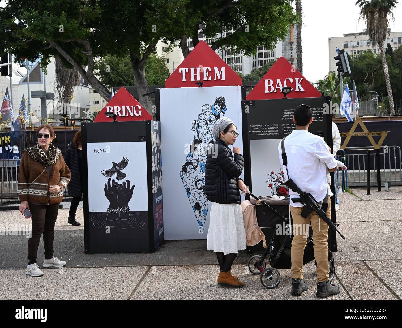 Tel Aviv, Israël. 13 janvier 2024. Les gens regardent des expositions pour les Israéliens toujours retenus en otage à Gaza par le Hamas sur la place des otages à tel Aviv le samedi 13 janvier 2024. Le 14 janvier, Israël marquera cent jours depuis le massacre du Hamas sur Israël et appellera à la libération des 136 otages encore détenus par le Hamas à Gaza. Photo de Debbie Hill/ crédit : UPI/Alamy Live News Banque D'Images Tel Aviv, Israël. 13 janvier 2024. Les gens regardent des expositions pour les Israéliens toujours retenus en otage à Gaza par le Hamas sur la place des otages à tel Aviv le samedi 13 janvier 2024. Le 14 janvier, Israël marquera cent jours depuis le massacre du Hamas sur Israël et appellera à la libération des 136 otages encore détenus par le Hamas à Gaza. Photo de Debbie Hill/ crédit : UPI/Alamy Live News Banque D'Images