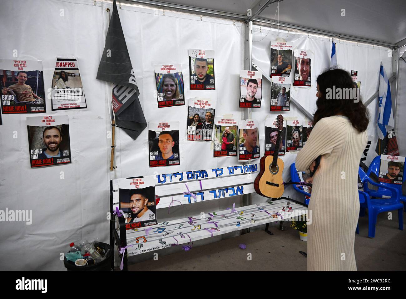 Tel Aviv, Israël. 13 janvier 2024. Une femme regarde des photos d’Israéliens toujours retenus en otage à Gaza par le Hamas sur la place des otages à tel Aviv le samedi 13 janvier 2024. Le 14 janvier, Israël marquera cent jours depuis le massacre du Hamas sur Israël et appellera à la libération des 136 otages encore détenus par le Hamas à Gaza. Photo de Debbie Hill/ crédit : UPI/Alamy Live News Banque D'Images Tel Aviv, Israël. 13 janvier 2024. Une femme regarde des photos d’Israéliens toujours retenus en otage à Gaza par le Hamas sur la place des otages à tel Aviv le samedi 13 janvier 2024. Le 14 janvier, Israël marquera cent jours depuis le massacre du Hamas sur Israël et appellera à la libération des 136 otages encore détenus par le Hamas à Gaza. Photo de Debbie Hill/ crédit : UPI/Alamy Live News Banque D'Images