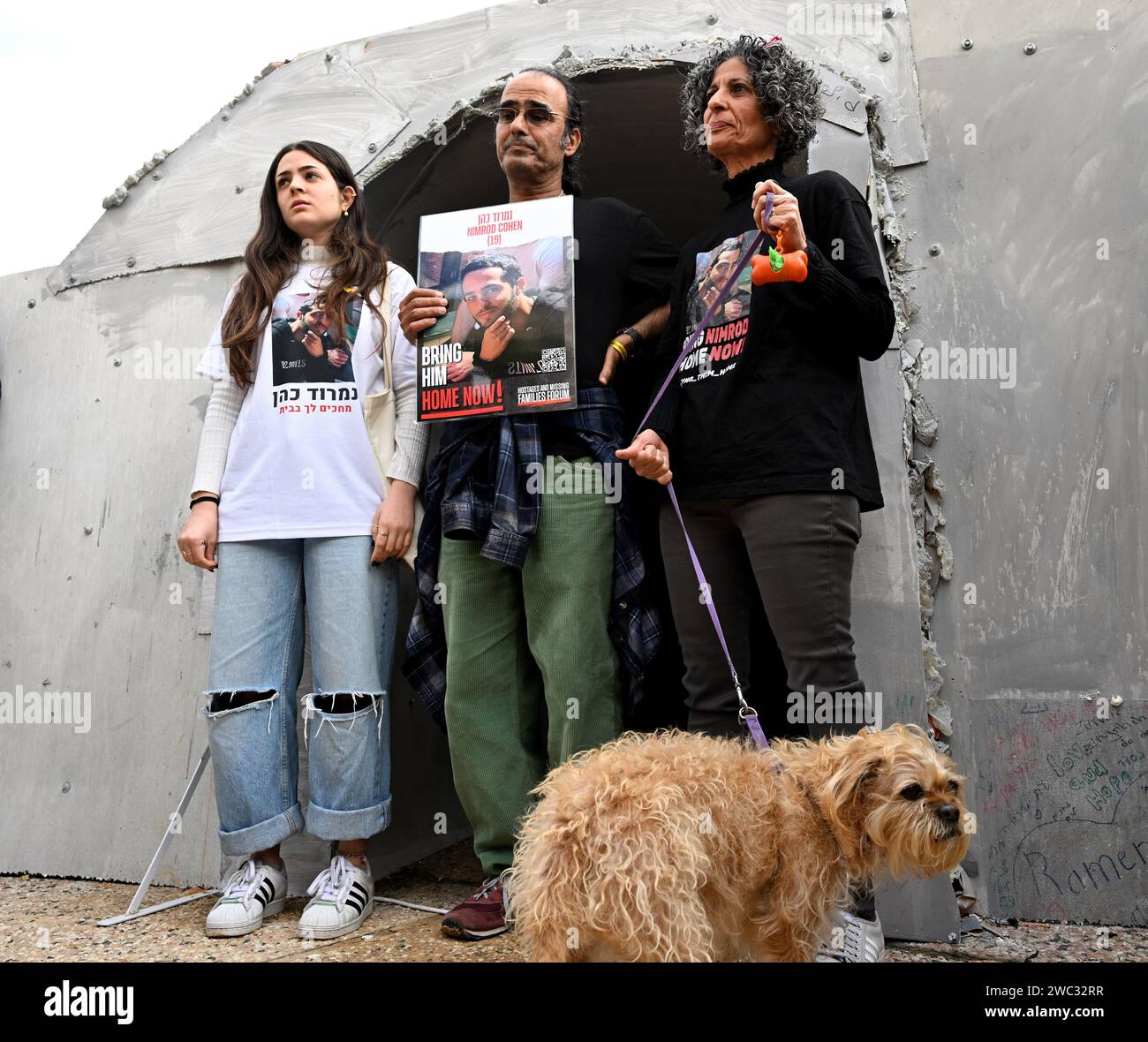 Tel Aviv, Israël. 13 janvier 2024. Des membres de la famille de Nimrod Cohen, 19 ans, qui est toujours retenu en otage par le Hamas à Gaza tiennent sa photo à l’entrée d’un tunnel de 30 mètres de l’artiste israélien Roni Levavi sur la place des otages à tel Aviv le samedi 13 janvier 2024. Le 14 janvier, Israël marquera cent jours depuis le massacre du Hamas sur Israël et appellera à la libération des 136 otages encore détenus par le Hamas à Gaza. Photo de Debbie Hill/ crédit : UPI/Alamy Live News Banque D'Images Tel Aviv, Israël. 13 janvier 2024. Des membres de la famille de Nimrod Cohen, 19 ans, qui est toujours retenu en otage par le Hamas à Gaza tiennent sa photo à l’entrée d’un tunnel de 30 mètres de l’artiste israélien Roni Levavi sur la place des otages à tel Aviv le samedi 13 janvier 2024. Le 14 janvier, Israël marquera cent jours depuis le massacre du Hamas sur Israël et appellera à la libération des 136 otages encore détenus par le Hamas à Gaza. Photo de Debbie Hill/ crédit : UPI/Alamy Live News Banque D'Images