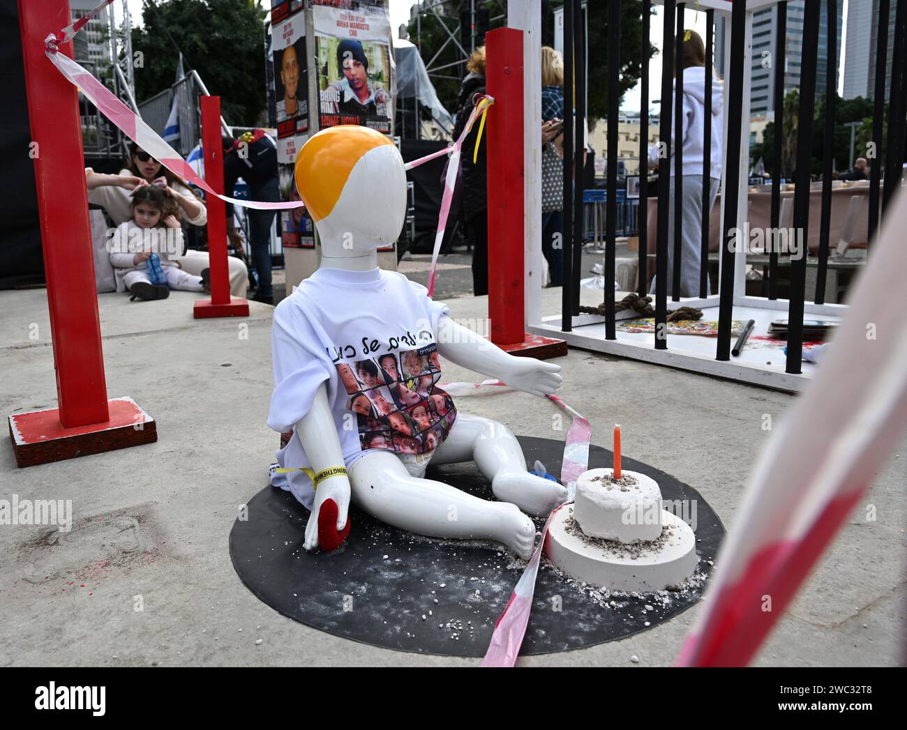 Tel Aviv, Israël. 13 janvier 2024. Une sculpture d'un enfant retenu en otage dans le Hamas à Gaza est vue sur la place des otages à tel Aviv le samedi 13 janvier 2024. Le 14 janvier, Israël marquera cent jours depuis le massacre du Hamas sur Israël et appellera à la libération des 136 otages encore détenus par le Hamas à Gaza. Photo de Debbie Hill/ crédit : UPI/Alamy Live News Banque D'Images Tel Aviv, Israël. 13 janvier 2024. Une sculpture d'un enfant retenu en otage dans le Hamas à Gaza est vue sur la place des otages à tel Aviv le samedi 13 janvier 2024. Le 14 janvier, Israël marquera cent jours depuis le massacre du Hamas sur Israël et appellera à la libération des 136 otages encore détenus par le Hamas à Gaza. Photo de Debbie Hill/ crédit : UPI/Alamy Live News Banque D'Images