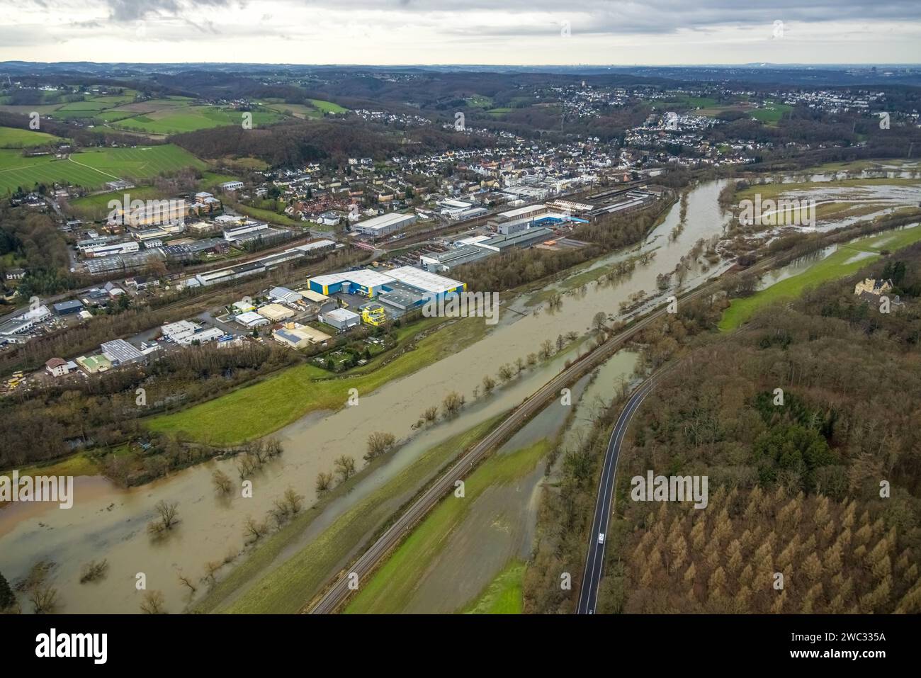 Luftbild, Ruhrhochwasser, Weihnachtshochwasser 2023, Fluss Ruhr tritt nach starken Regenfällen über die Ufer, Überschwemmungsgebiet NSG Ruhraue Gedern und Blick auf den Ortsteil Wetter-Wengern, Westende, Herdecke, Ruhrgebiet, Nordrhein-Westfalen, Deutschland ACHTUNGxMINDESTHONORARx60xEURO *** vue aérienne, inondation de la Ruhr, inondation de Noël 2023, rivière Ruhr déborde ses rives après de fortes pluies, plaine inondable NSG Ruhraue Gedern et vue sur le quartier Wetter Wengern, Westende, Herdecke, région de la Ruhr, Rhénanie du Nord-Westphalie, Allemagne ATTENTIONxMINDESTHONORARx60xEURO Banque D'Images