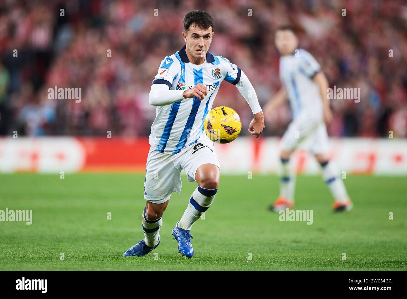 Martin Zubimendi de la Real Sociedad en action lors du match de LaLiga EA Sports entre l'Athletic Club et la Real Sociedad au stade San Mames le 13 janvier 2024 à Bilbao, Espagne. Crédit : Cesar Ortiz Gonzalez/Alamy Live News Banque D'Images