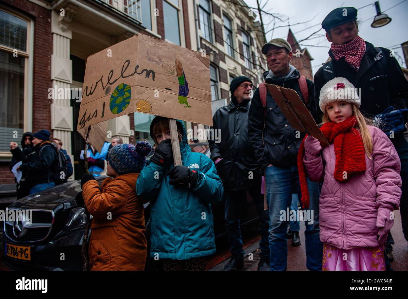 Nijmegen, pays-Bas. 13 janvier 2024. On voit des enfants marcher et soutenir la manifestation. Les militants de extinction Rebellion marchaient lentement sur plusieurs routes de la ville, bloquant la circulation. Cette action est la réponse à une nouvelle centrale à gaz qui pourrait être construite sur le site où une centrale au charbon a été fermée il y a quelques années à peine. (Photo Ana Fernandez/SOPA Images/Sipa USA) crédit : SIPA USA/Alamy Live News Banque D'Images