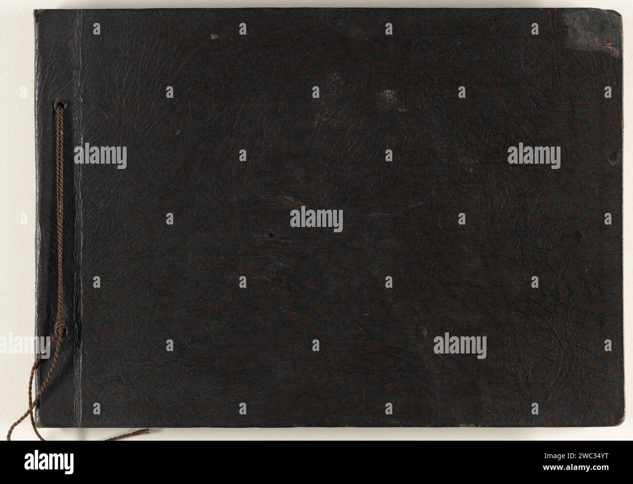 Album photo avec 25 photos de l'intérieur du magasin, caisse enregistreuse nationale, anonyme, c. 1925 album photo avec 25 photos réparties sur 24 pages. La première photo est lâche dans l'album. Toutes les photos concernent les intérieurs de magasins de boucherie, épiceries, boulangeries et pharmacies. Les magasins sont situés dans tout le pays-Bas, bien qu'Amsterdam soit plus commune que d'autres villes. Chaque photo a des légendes manuscrites du nom du magasin, de l'adresse et de la ville. De toutes les photos, le fabricant est anonyme, sauf pour la première photo. L'article "les mérites d'une caisse enregistreuse" de Fleur Rosa de C. Banque D'Images