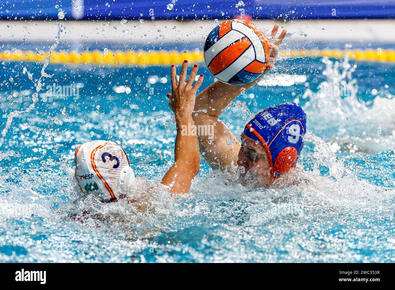 EINDHOVEN, PAYS-BAS - 13 JANVIER : Anna Espar Llaquet d'Espagne se bat pour la possession avec Kitty Lynn Joustra des pays-Bas en compétition en Espagne pendant les pays-Bas des Championnats d'Europe de Waterpolo 2024 finale féminine au stade Pieter van den Hoogeband le 13 janvier 2024 à Eindhoven, pays-Bas . (Photo de /BSR Agency) crédit : BSR Agency/Alamy Live News Banque D'Images