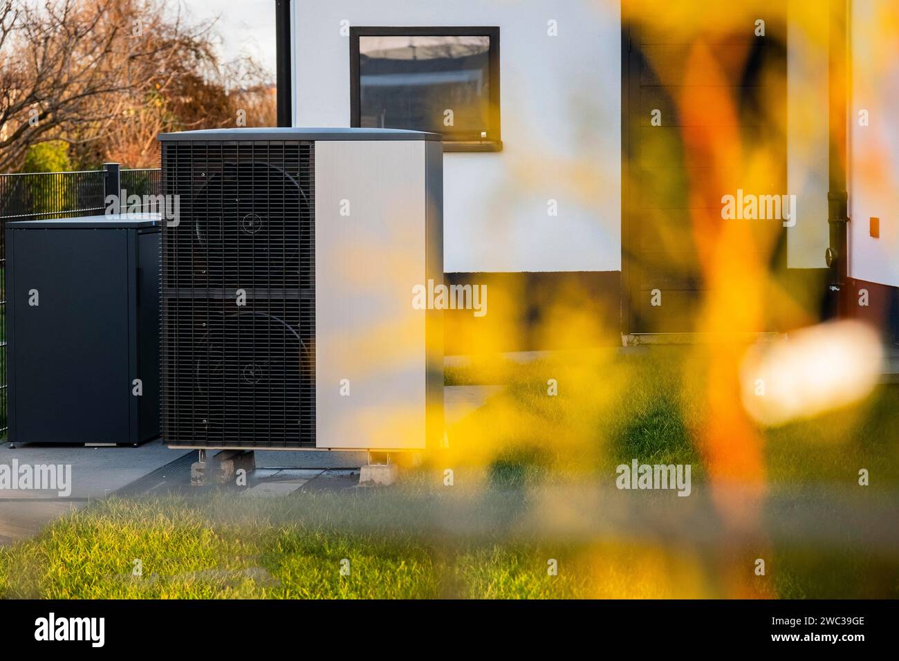 Une pompe à chaleur devant un immeuble à Duesseldorf, en Allemagne Banque D'Images