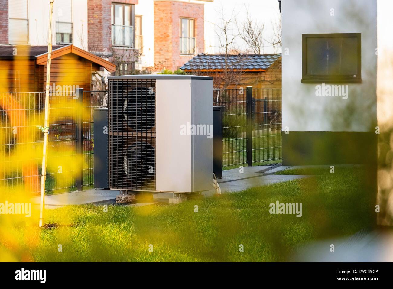Une pompe à chaleur devant un immeuble à Duesseldorf, en Allemagne Banque D'Images