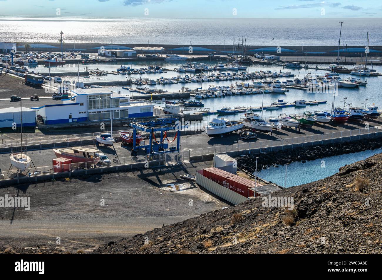 Vue sur le bassin du port ancien port de plaisance pour bateaux de sport yachts yachts de la station de vacances Morro Jable, dans le mur du port de fond, derrière elle Banque D'Images