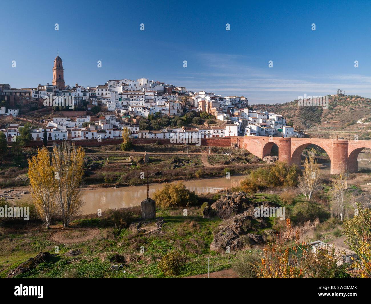 Vue panoramique sur le village andalou typique avec des maisons blanches, une rivière et un pont. Montoro, Cordoue, Espagne. Banque D'Images