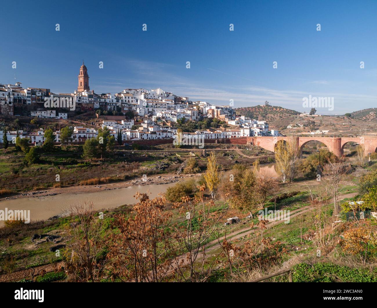 Vue panoramique sur le village andalou typique avec des maisons blanches, une rivière et un pont. Montoro, Cordoue, Espagne. Banque D'Images