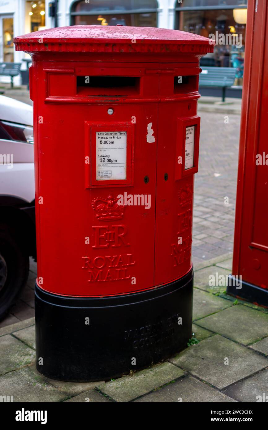 Boîte aux lettres rouge britannique traditionnelle avec deux fentes en Saffron Walden Banque D'Images