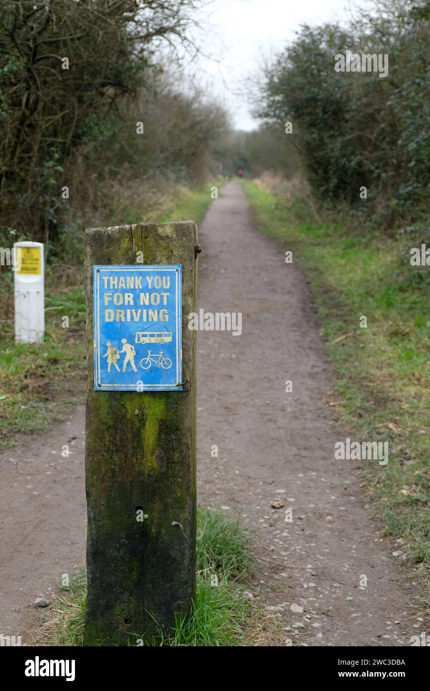 Janvier 2024 - Merci de ne pas conduire le panneau sur la piste cyclable Strawberry Line, Yatton, North Somerset, Angleterre, Royaume-Uni. Fait partie du réseau national Banque D'Images