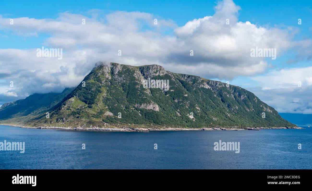 Vue depuis un bateau de croisière regardant vers Sula, Norvège. Banque D'Images