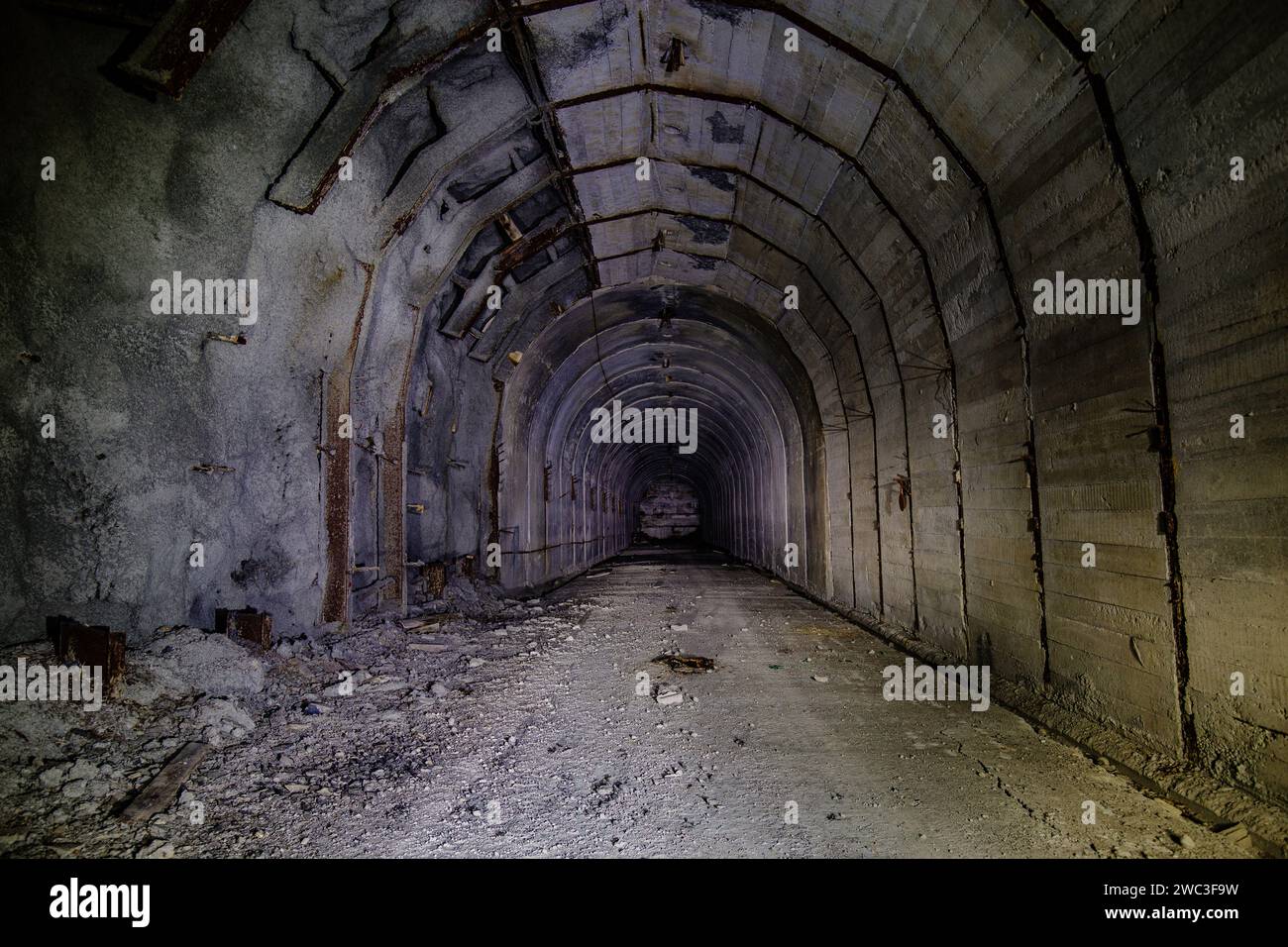 Tunnel sombre au vieux bunker souterrain. Banque D'Images