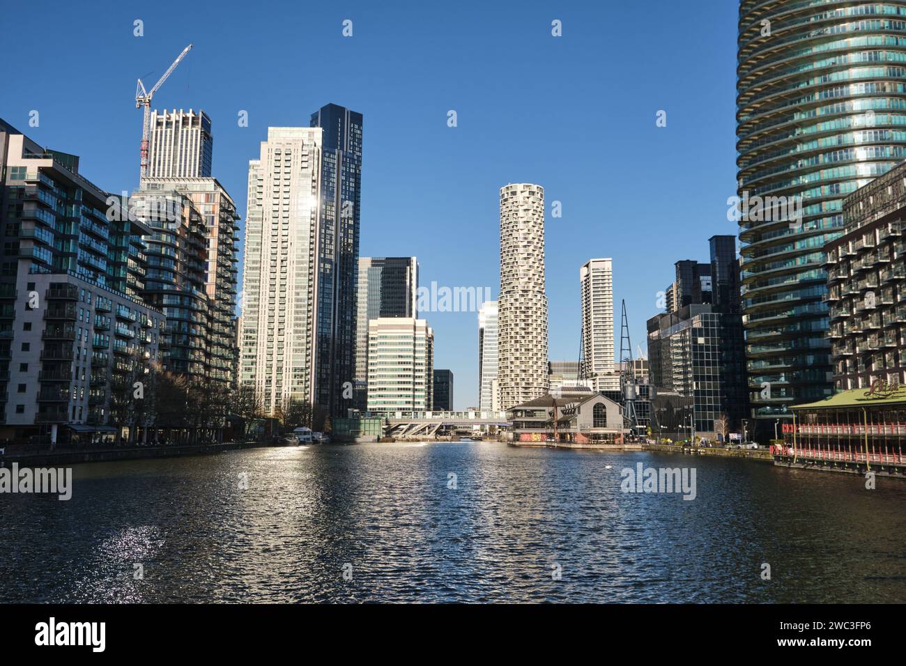 Millwall Inner Dock, regardant vers Canary Wharf par une journée de ciel bleu, ensoleillé et lumineux. South Quay, Londres Banque D'Images