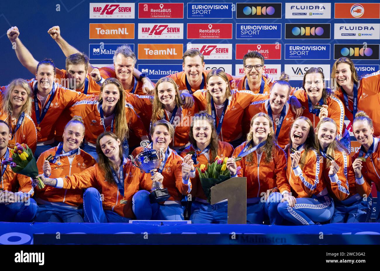 EINDHOVEN - joie parmi l'équipe néerlandaise de water-polo (femmes) après avoir remporté la finale des Championnats d'Europe de water-polo d'Espagne au stade Pieter van den Hoogenband. ANP SANDER KONING Banque D'Images