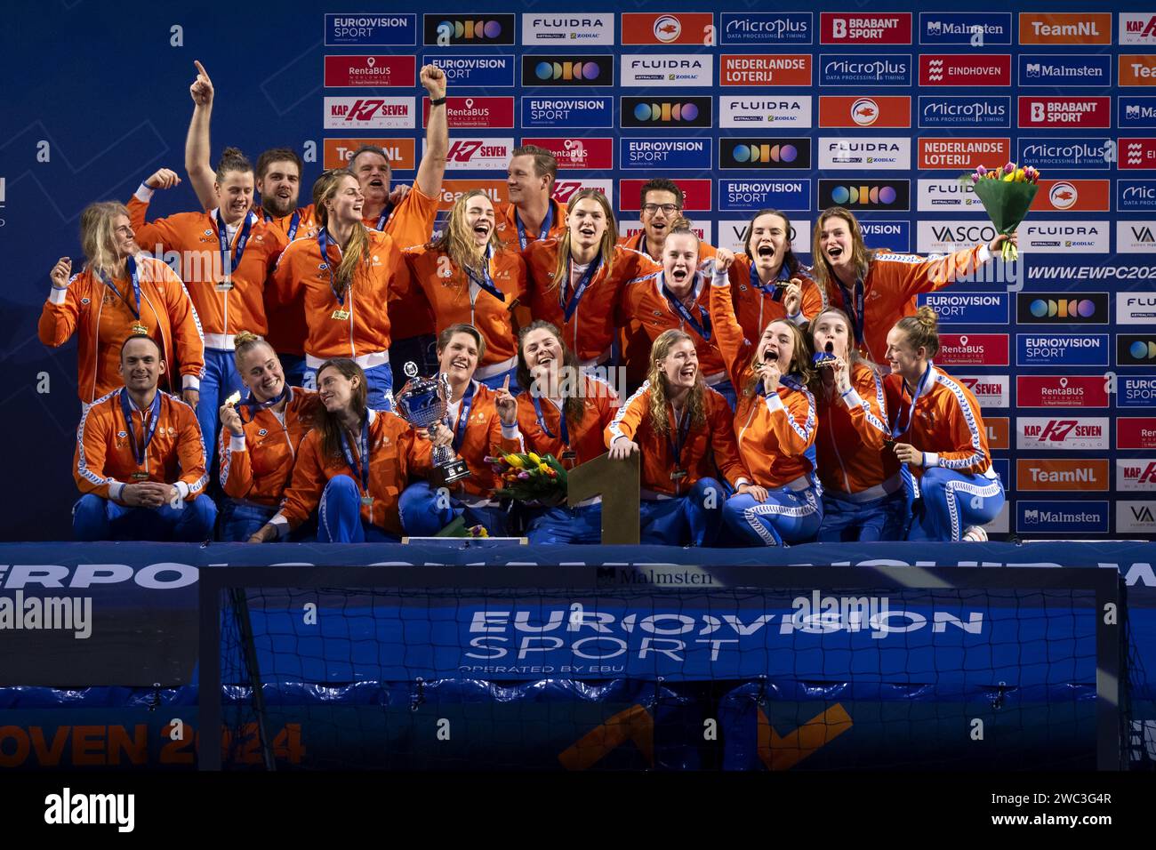 EINDHOVEN - joie parmi l'équipe néerlandaise de water-polo (femmes) après avoir remporté la finale des Championnats d'Europe de water-polo d'Espagne au stade Pieter van den Hoogenband. ANP SANDER KONING Banque D'Images