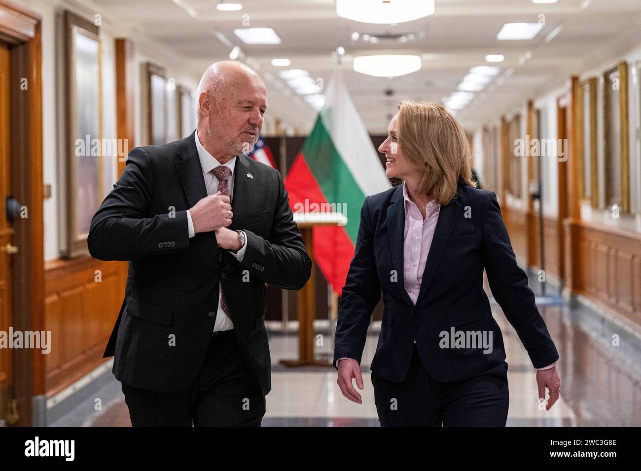 Arlington (États-Unis d ' Amérique). 11 janvier 2024. Arlington (États-Unis d ' Amérique). 11 janvier 2024. Kathleen Hicks, secrétaire adjointe à la Défense des États-Unis, escorte le ministre bulgare de la Défense Todor Tagarev, à gauche, à une réunion bilatérale après la cérémonie d'arrivée au Pentagone, le 11 janvier 2024 à Arlington, en Virginie. Hicks remplace le secrétaire à la Défense Lloyd Austin qui reste hospitalisé après une chirurgie de la prostate. Crédit : PO1 Alexander Kubitza/DOD/Alamy Live News Banque D'Images