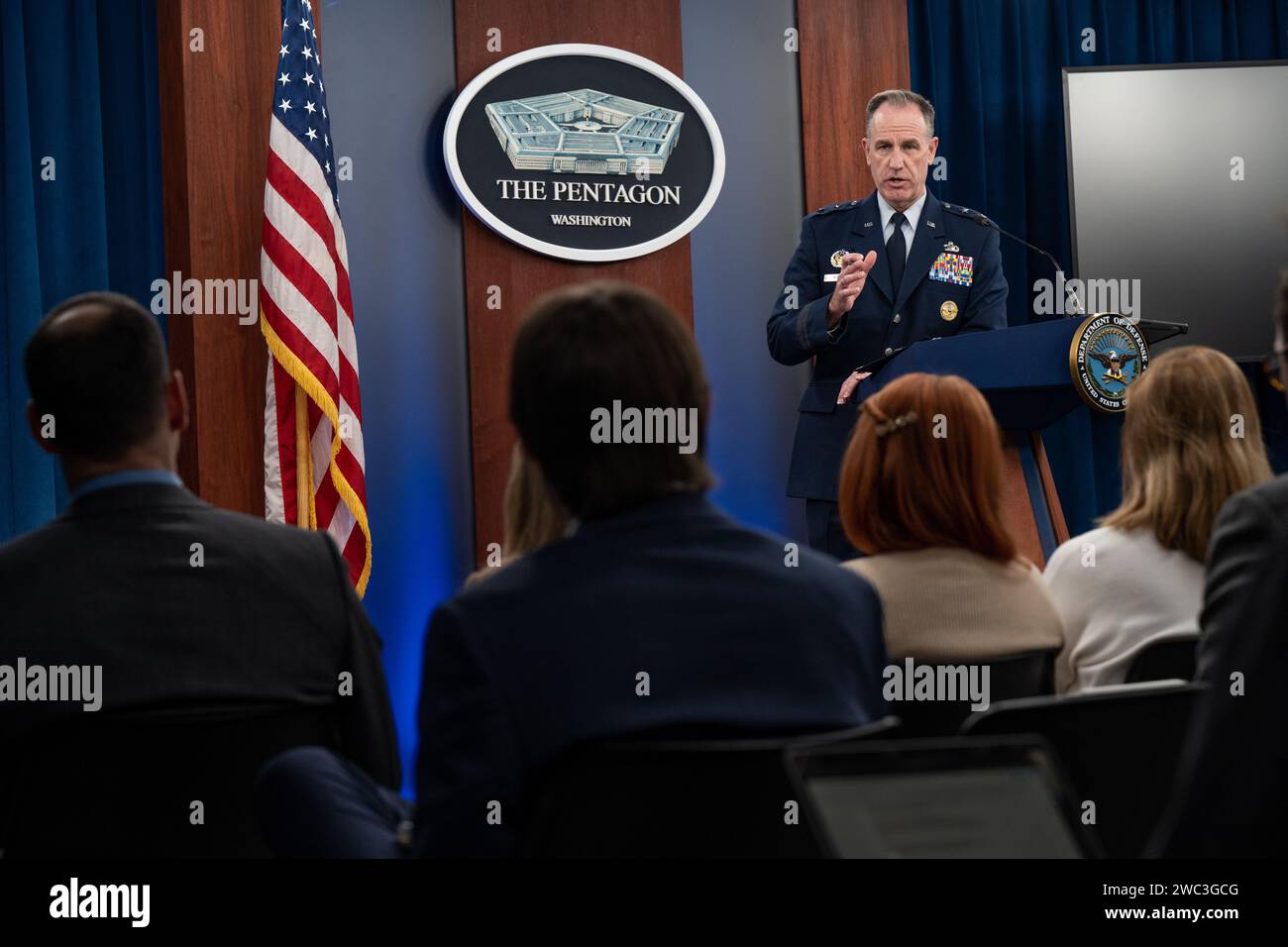 Arlington (États-Unis d ' Amérique). 11 janvier 2024. Arlington (États-Unis d ' Amérique). 11 janvier 2024. Pentagone Attaché de presse Air Force Brig. Le général Pat Ryder répond à une question d'un journaliste lors d'un point de presse au Pentagone, le 11 janvier 2024 à Arlington, en Virginie. Ryder a annoncé que les États-Unis et les forces alliées ont attaqué les installations militaires houthistes pour la deuxième journée dans le cadre de l'opération Prosperity Guardian. Crédit : TSgt. Jack Sanders/DOD/Alamy Live News Banque D'Images