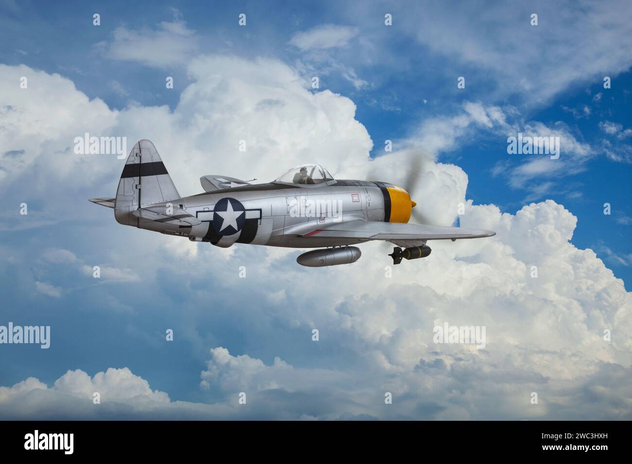Le chasseur Thunderbolt P-47 (modèle) patrouille le ciel au-dessus des nuages Banque D'Images