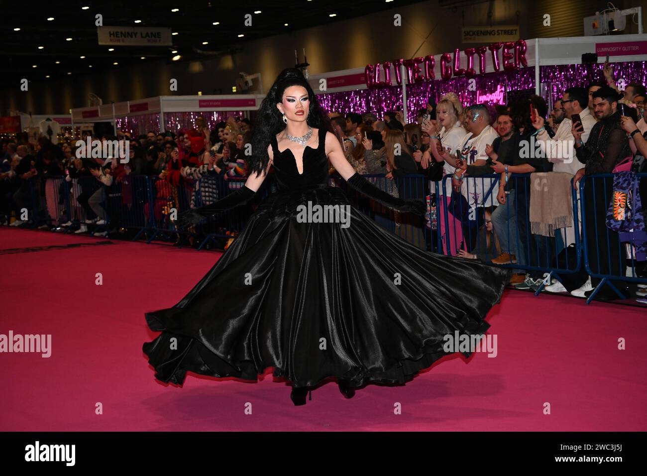 LONDRES, ANGLETERRE - JANVIER 13 : Drag Artists sur 'Queens Walk' à l'ouverture de la 'RuPaul's DragCon, Royaume-Uni. , . À Londres, Angleterre. Crédit : Voir Li/Picture Capital/Alamy Live News Banque D'Images